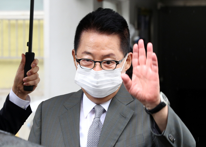 인사하는 박지원 국정원장 후보자. 사진= 연합뉴스 