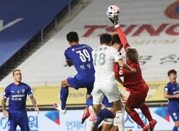 프로축구 K리그1 성남FC와 수원 삼성이 29일 성남 탄천종합운동장에서 열리는 2020 대한축구협회(FA)컵 8강에서 맞대결을 펼친다. 사진은 지난 19일 수원월드컵경기장에서 열린 수원과 성남의 정규리그 12라운드에서 공중볼을 다투는 두 팀 선수들의 모습. (사진=연합뉴스 제공)