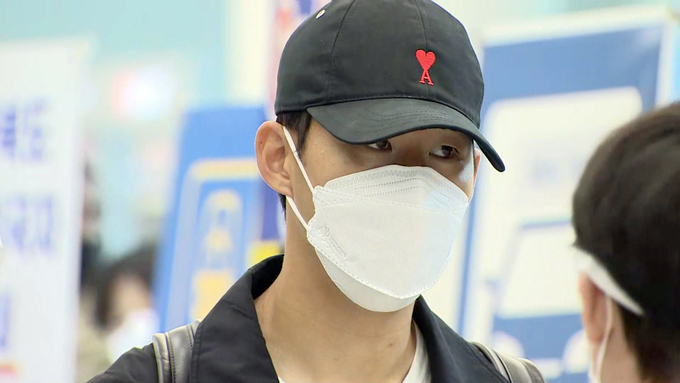 토트넘 손흥민이 2019~2020시즌 일정을 마치고 28일 오후 인천국제공항을 통해 귀국하고 있다. (사진=연합뉴스TV 제공)