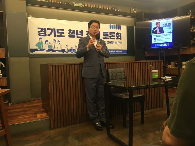 염태영 더불어민주당 최고위원 후보가 28일 저녁 수원 장안구 서동진의커피랩 회의실에서 열린 ‘경기도 청년 정책 토론회’에서 발언하고 있다. (사진=김민기 수습기자)
