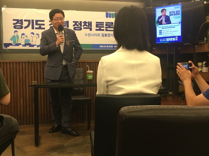 염태영 더불어민주당 최고위원 후보가 28일 저녁 수원 장안구 서동진의커피랩 회의실에서 열린 ‘경기도 청년 정책 토론회’에서 발언하고 있다. (사진=김민기 수습기자)