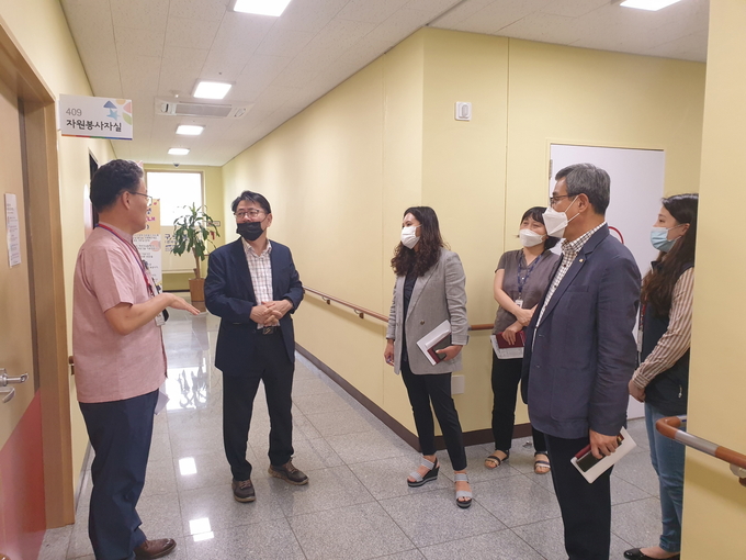 사진= 오산시 김능식부시장이 지난 28일 세교종합복지관 등 사회복지시설을 방문해 코로나19로인한 단계적운영재개 사전준비사항들을 점검하고 있다./ 오산시 제공