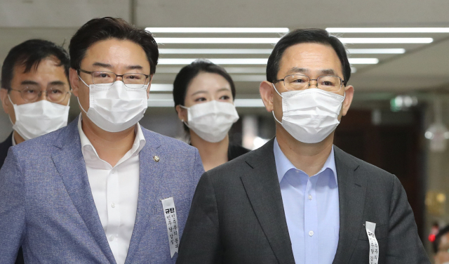 미래통합당 주호영 원내대표와 김성원 원내수석부대표가 29일 오전 서울 여의도 국회에서 의원총회를 마치고 회의실을 떠나고 있다. 사진=연합뉴스 제공 