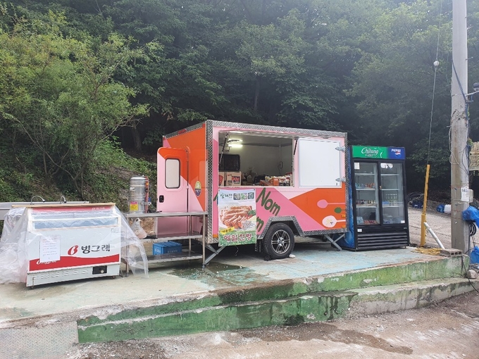 청정계곡 복원에 참여한 상인들의 생계 지원을 위해 포천 백운계곡에 설치된 푸드 트레일러. 탐방객들은 각종 음료와 음식, 간식 등을 구입할 수 있다. (사진=고태현 기자) 