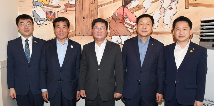 안산시는 29일 21대 총선 이후 지역 국회의원과 첫 당정협의회를 열었다(사진 왼쪽부터 김남국 의원, 윤화섭 시장, 전해철·김철민·고영인 의원)/안산시 제공