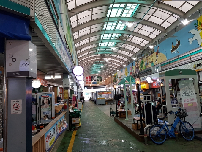 지난 29일 점심시간대 찾은 파주 문산자유시장에 손님이 전혀 없이 텅 비어 있다./최연식 기자