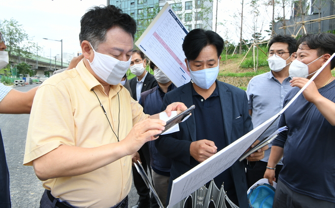 구리시 안승남시장이 지난28일 입주 예정인 구리‘e편한세상 인창어반포레 공사현장을 찾아 공사에 노고가 많은 관계자들을 격려,인근 주민과 입주예정자들의 불편사항에 대하여 점검했다./구리시 제공