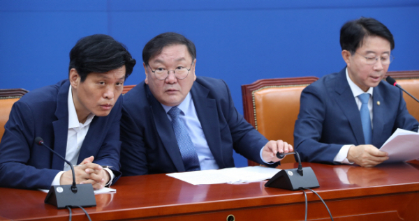 김태년 더불어민주당 원내대표와 조승래 의원이 30일 오전 서울 여의도 국회에서 열린 정책조정회의에서 대화하고 있다. 사진=연합뉴스 