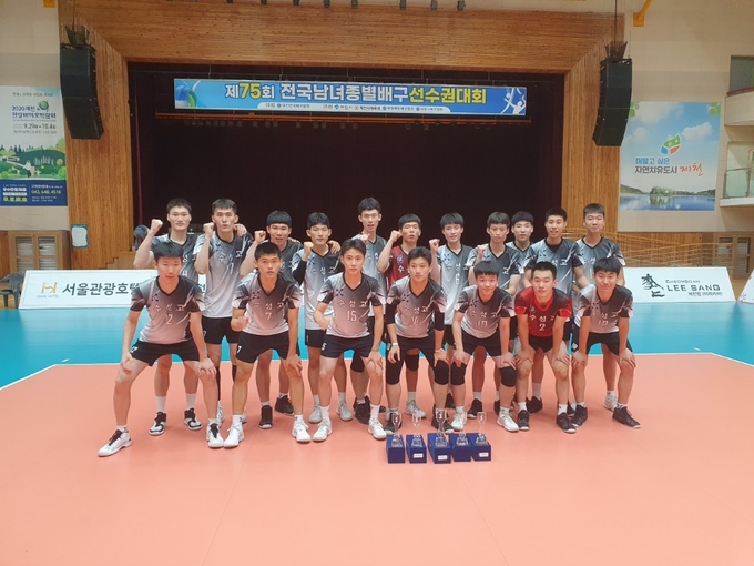 30일 충북 제천체육관에서 열린 제75회 전국남녀종별배구선수권대회 남자고등부에서 우승을 차지하며 21년 만에 전국대회 정상에 오른 수원 수성고 배구부가 기념촬영을 하고 있다. (사진=수원 수성고 제공)