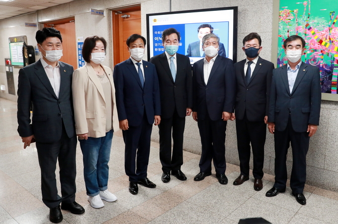 장현국 의장과 이낙연 당대표 후보자를 비롯해 의원들이 기념사진 촬영을 하고 있다.(사진=박건기자 90virus@)