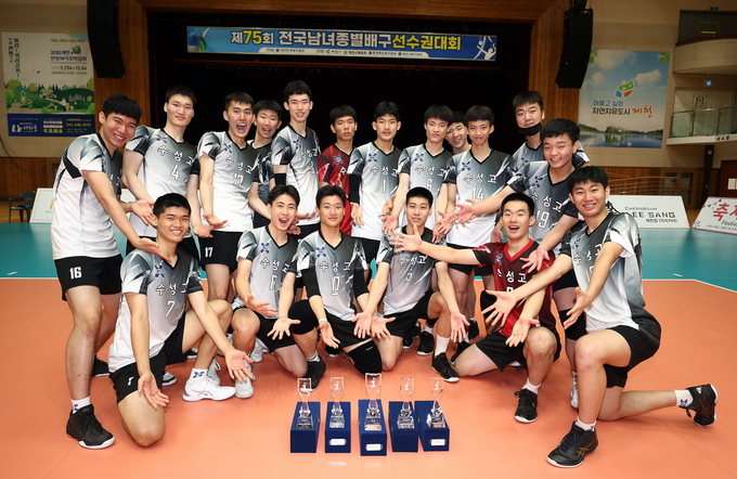 30일 충북 제천체육관에서 열린 제75회 전국남녀종별배구선수권대회 남자고등부에서 우승을 차지하며 21년 만에 전국대회 정상에 오른 수원 수성고 배구부 선수들이 기념촬영을 하고 있다. (사진=발리볼코리아 제공) 