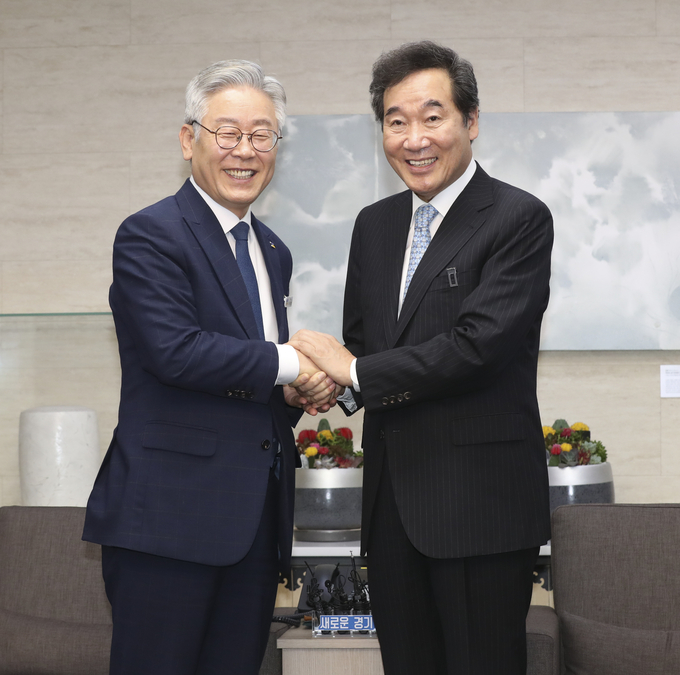  차기 대선주자 선호도 1·2위를 다투고 있는 이낙연 더불어민주당 의원(오른쪽)과 이재명 경기지사가 30일 수원시 팔달구 경기도청에서 만나 인사를 나누고 있다. (사진=조병석 기자)<br>
