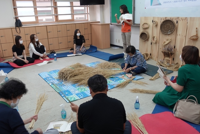 파주 월롱도서관 짚풀공예 체험 교육 현장 모습/파주시제공