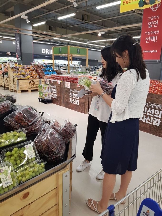 경기도보건환경연구원 관계자가 도내 한 마트에서 포도를 수거하고 있다.(사진=경기도 제공)