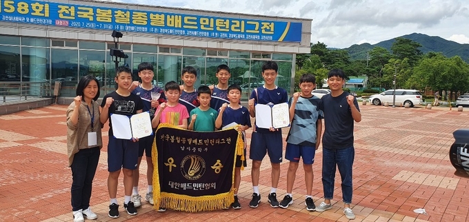31일 경북 김천시 김천실내체육관에서 열린 제58회 전국 봄철종별배드민턴리그전 남자중등부 단체전에서 5년 만에 우승을 차지한 광명 하안중 배드민턴부가 기념촬영을 하고 있다. (사진=광명 하안중 제공)