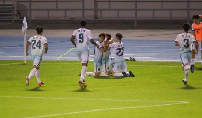 1일 수원종합운동장에서 열린 하나원큐 K리그2 2020 13라운드 안산 그리너스FC와 수원FC의 경기에서 안산FC 김태현이 역전 골을 터뜨린 뒤 동료들과 기뻐하고 있다. (사진=한국프로축구연맹 제공)