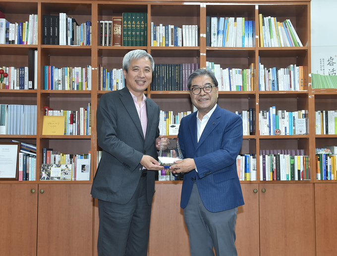 곽상욱 오산시장이 경기도 교육청 기초지자체 학교환경개선 협력사업 우수기관으로 선정되어 도교육청으로부터 감사패를 수여받고 있다. /오산시 제공