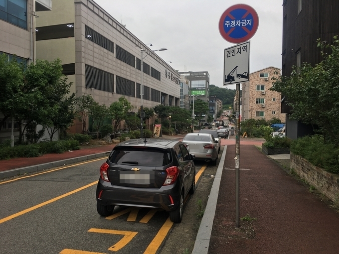 용인 지역 한 어린이보호구역 내 불법 주정차 차량이 서 있다. (사진=김민기 수습기자)