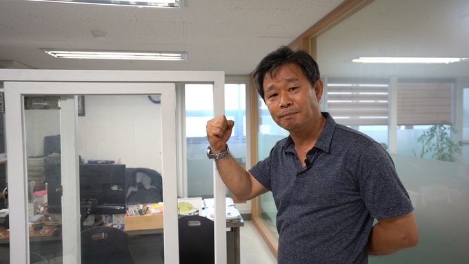 ST시스템 안인수 부장이 직접 방범창 기능을 선보였다. (사진=오재우 기자) 