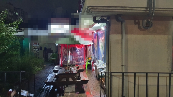 배달업체 라이더들이 편의점 뒤에 마련된 테이블을 이용해 천막을 쳐 휴식공간으로 사용하고 있다.(사진=김기현 수습기자)