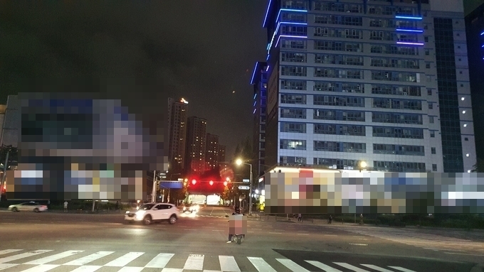 한 라이더가 정지선을 훌쩍 넘어 아찔하게 신호를 대기하고 있다.(사진=김기현 수습기자)