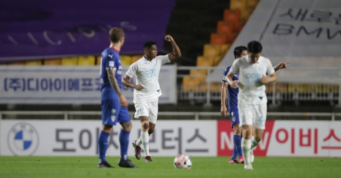 2일 수원월드컵경기장에서 열린 하나원큐 K리그1 2020 14라운드 대구FC와 수원 삼성의 경기에서 후반 42분 대구 에드가가 결승골을 뽑은 뒤 세리머니를 하고 있다. 수원은 대구 1명이 퇴장당해 숫적 우위를 점하고도 승리를 챙기지 못했다. (사진=한국프로축구연맹 제공)