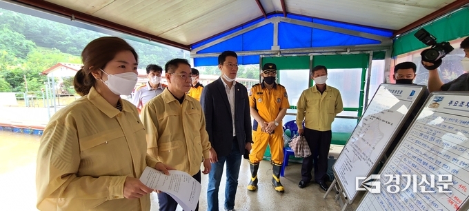 포천시의회 의장단(왼쪽부터 손세화 의장, 송상국 부의장, 임종훈 운영위원장)이 실종자 수색 상황을 파악하고 있다. / 문석완 기자