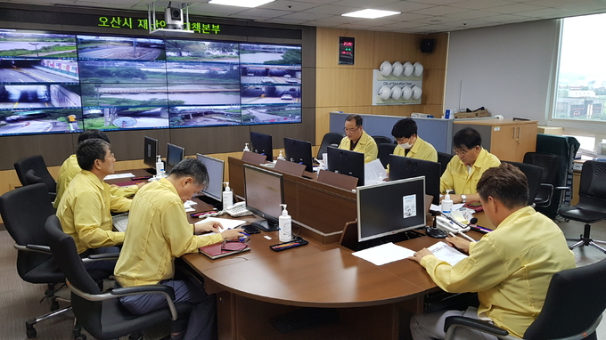 사진= 오산시가 호우경보에 따른 긴급비상대책반을 가동하고 비상대책회의를 개최하고 있다./ 오산시 제공