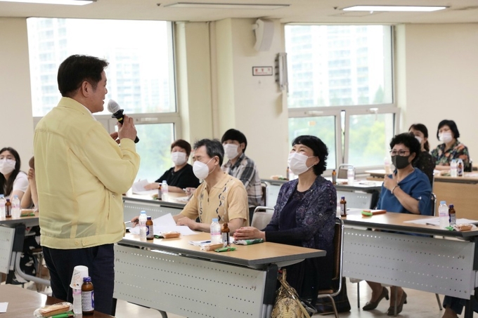 안양시가 동 지역사회보장협의체 위원 백여 명을 대상으로 역량강화 교육을 실시했다