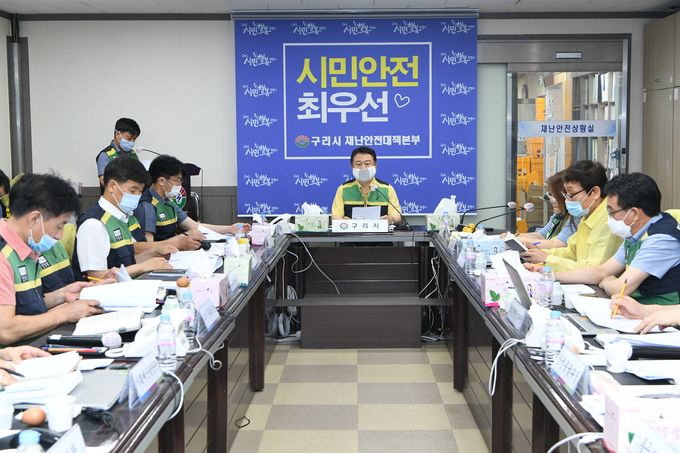 구리시재난안전대책본부장인 안승남 구리시장은 3일 코로나19 여파로 어려움을 겪고 있는 종교시설에 대한 정부 차원의 특별지원을 요청했다./구리시 제공