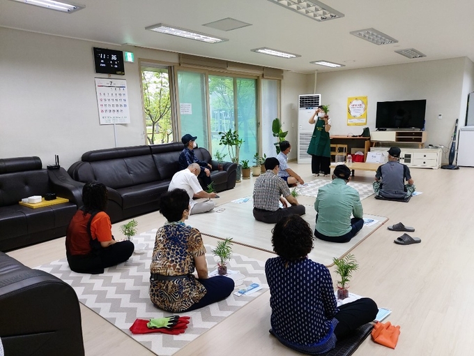 구리시는 지난 7월 27일~7월31일까지 5일간 갈매와이시티 경로당 등 무더위 쉼터 11개 경로당에서 총 14회 홀몸 및 경로당 어르신들을 대상으로 원예치료‘반려식물 키우기’프로그램을 시범 실시하고 있다./구리시 제공