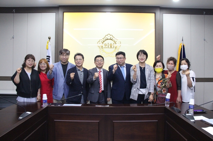 남양주시의회(의장 이철영) 의원연구단체인‘도심 속 주차난 해결방안 연구모임’이 지난 달 31일 시의회 소회의실에서 도심 속 주차난 해소 연구용역 착수보고회를 개최했다./남양주시의회 제공