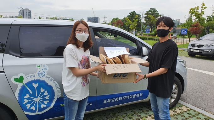 문산고등학교가 재능기부 차원에서 만든 활동 꾸러미를 전달하고 있다.(사진=문산고등학교 제공)
