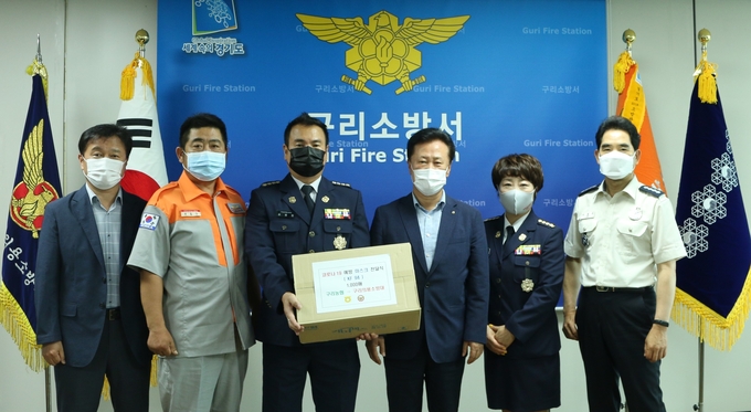 구리소방서 의용소방대는 지난 31일, 구리농협으로부터 코로나19 대응에 필요한 마스크 1,000매를 전달받았다./ 구리소방서 의용소방대 제공