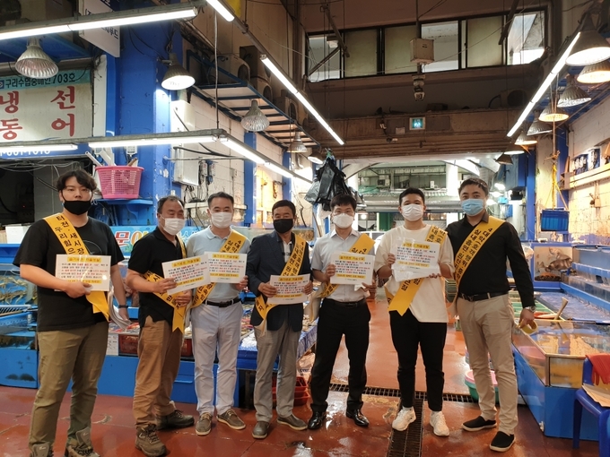 구리농수산물도매시장은 지난 30일 수산시장의 지속 가능한 도매시장 영업 활성화를 위해 전 점포 대상 저울 훼손 등 전수조사와 “슬기로운 저울생활” 캠페인을 실시하고 있다./구리농수산물공사 제공