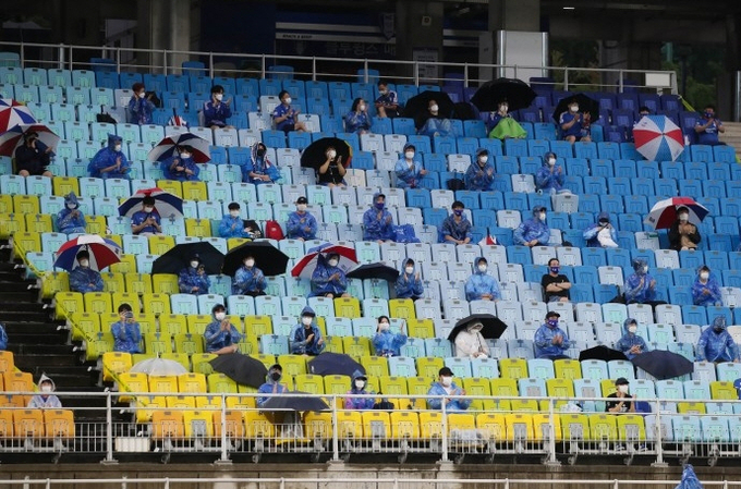 지난 1일 수원월듴드컵경기장에서 열린 하나원큐 K리그1 2020 14라운드 대구FC와 수원 삼성의 경기에서 띄어앉기를 하고 경기를 관람 중인 수원 팬들의 모습. (사진=한국프로축구연맹 제공)