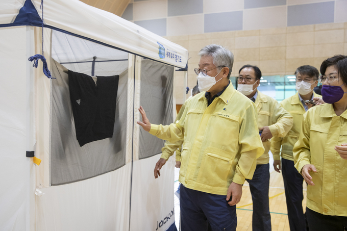 이재명 경기도지사와 김보라 안성 시장이 이재민들이 대피한 안성 죽산 초등학교 현장을 점검하고 있다. (사진=경기도 제공)