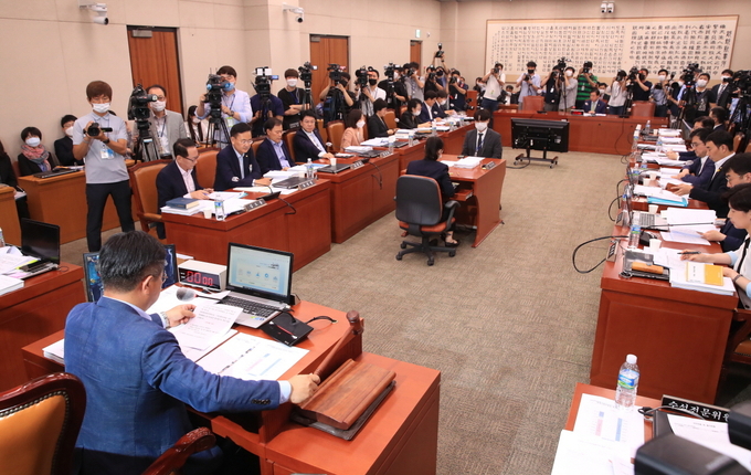 윤호중 법제사법위원회 위원장이 3일 오후 서울 여의도 국회에서 열린 전체회의에서 법안을 상정하고 있다. 사진= 연합뉴스 
