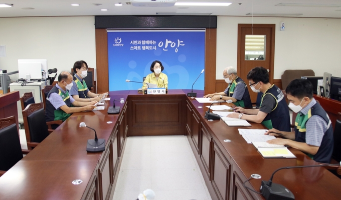 안양시의회가 시 재난안전대책본부를 방문해 격려와 감사의 마음을 전하고 있다. 