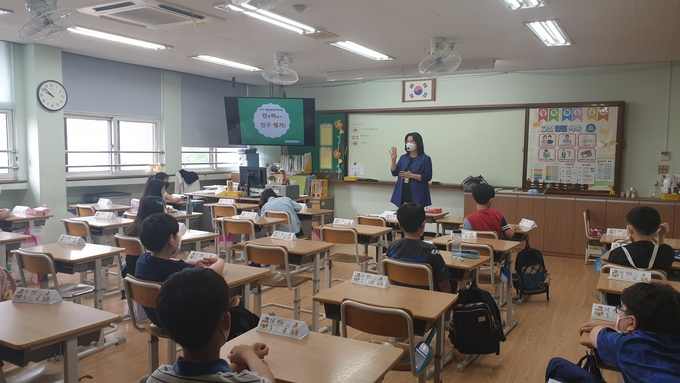 안양시 청소년 상담복지센터가 학교폭력 예방사업 직접상담을 운영하고 있다.