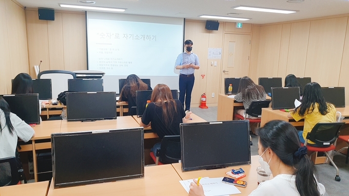 오산청년일자리카페 유잡스가 지난 3일부터 청년구직자를 대상으로 취업역량강화 교육 프로그램을 운영하고 있다. /오산시 제공