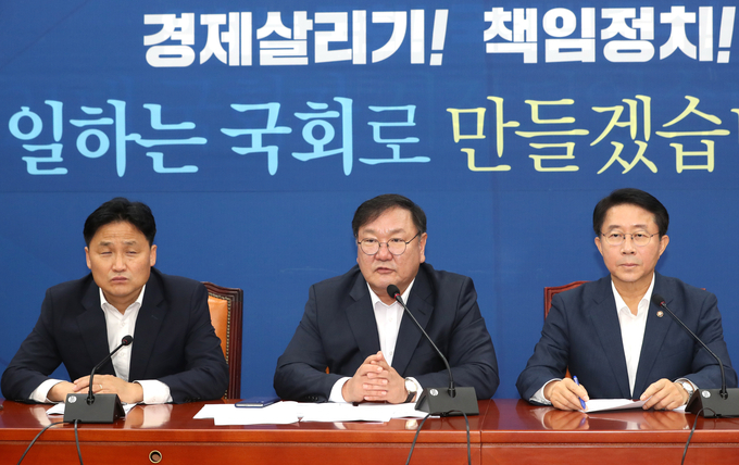 김태년 더불어민주당 원내대표가 4일 국회에서 열린 원내대책회의에 참석해 발언하고 있다. 사진= 연합뉴스 