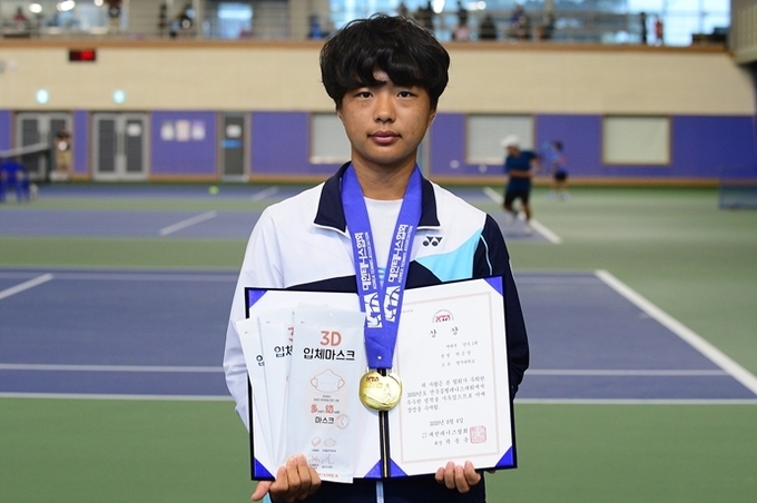 4일 강원도 양구군 양구테니스파크에서 열린 제74회 전국춘계대학테니스연맹전 겸 2020 전국 종별테니스대회에서 여자대학부 개인단식 우승을 차지한 박은영(명지대)이 기념촬영을 하고 있다. (사진=대한테니스협회 제공