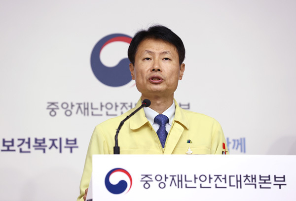 5일 정부세종청사 보건복지부에서 김강립 중앙재난안전대책본부 1총괄조정관(보건복지부 차관)이 코로나19 대응 현황 및 의료계 집단휴진 추진 관련 정부 입장을 발표하고 있다. (사진=연합뉴스 제공)