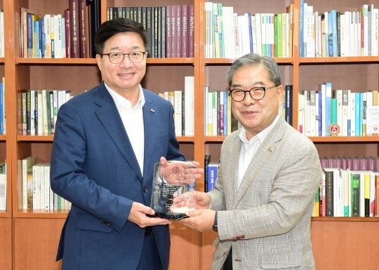 염태영 수원시장(왼쪽)이 경기도교육청 교육감실에서 이재정 교육감으로부터 감사패를 전달받고 기념촬영을 하고 있다. (사진=수원시 제공)