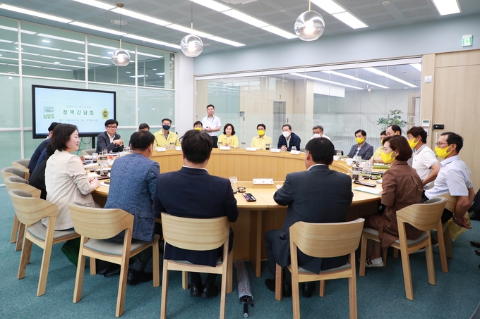조광한 남양주시장이 5일 지역 도의원 정책간담회에 참석해 시의 주요 추진사업과 지역현안에 대한 상호간 협력방안을 논의하고 있다. /남양주시 제공