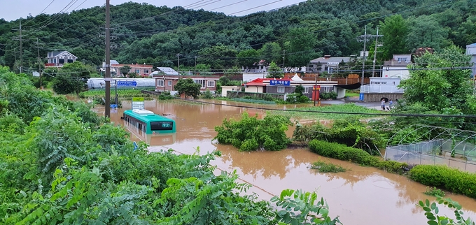  6일 오전 경기도 파주시 파평면 두포리 일대가 갑자기 불어난 강물로 침수돼 지나가던 92번 버스가 잠겨 있다. 인명피해는 없었다. (사진=연합뉴스)