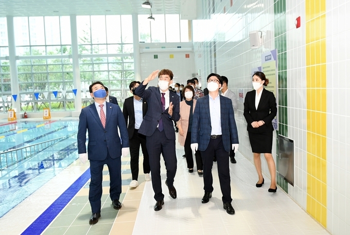 최종환 파주시장과 개관식에 참석한 시민들이 문화체육센터를 둘러보고 있다. /파주시 제공