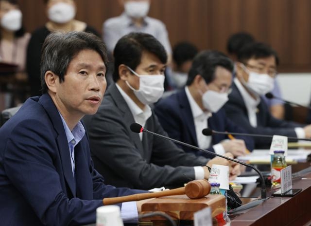 이인영(왼쪽) 통일부 장관이 6일 정부서울청사에서 남북교류협력추진협의회를 주재하며 발언하고 있다. 사진= 연합뉴스 