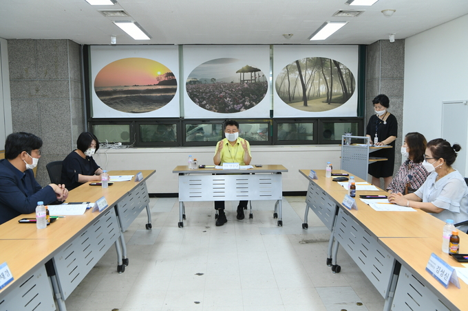구리시가 지난 5일 발달장애인 평생교육센터 설치를 위한 제4차 자문단 회의를 구리시청 2층 복지회의실에서 개최하고 있다. /구리시 제공